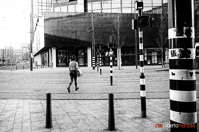 People running at a bus stop in Rotterdam