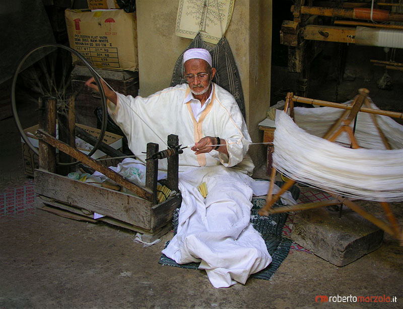 Vecchio che fila il tessuto, Marocco