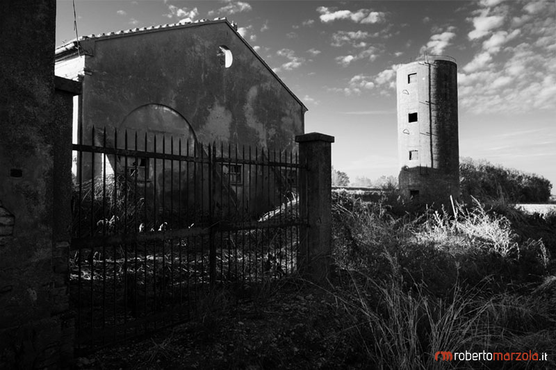 Black and White 038 - Abandoned homestead - Delta del Po