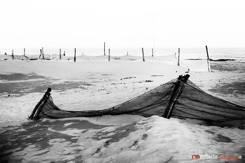 reti, dune e mare d'inverno, black and white, bianco nero 