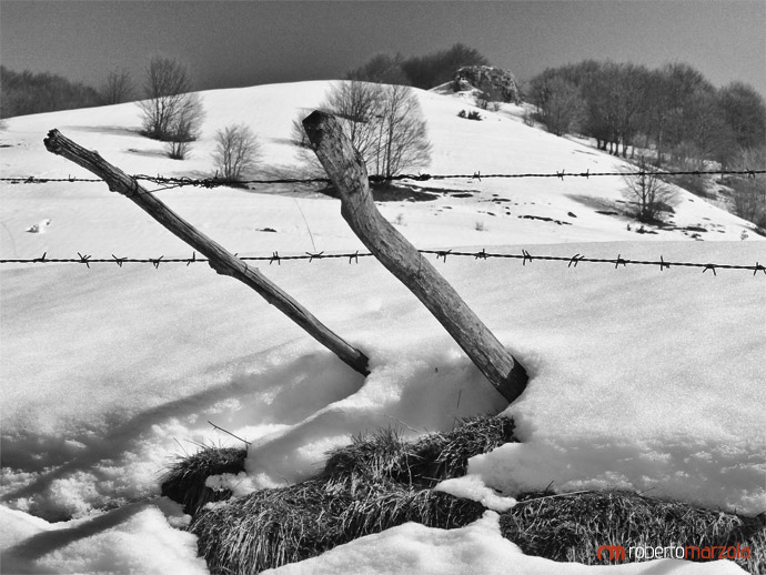 filo spinato, montagna, black and white, bianco nero 