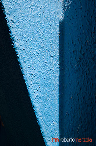 giochi di luce, muro blu, azzurro