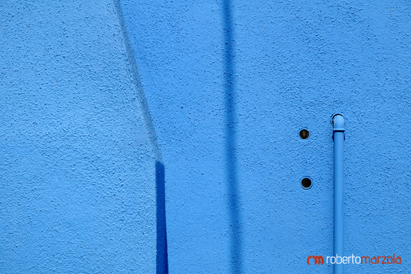 Minimal 018 - Blue wall