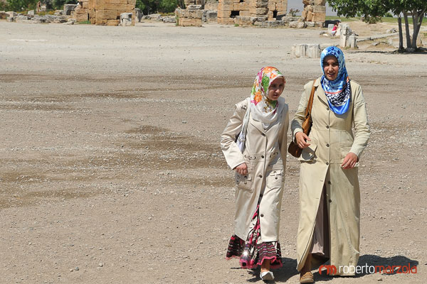 donne turche che passeggiano