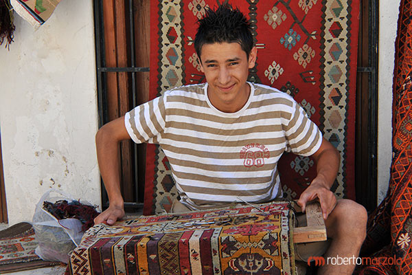 giovane tessitore di tappeti - Turchia
