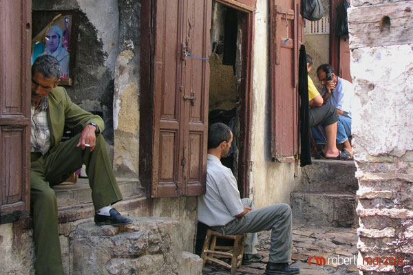 uomini all'interno di tipici negozi, Fes, Marocco