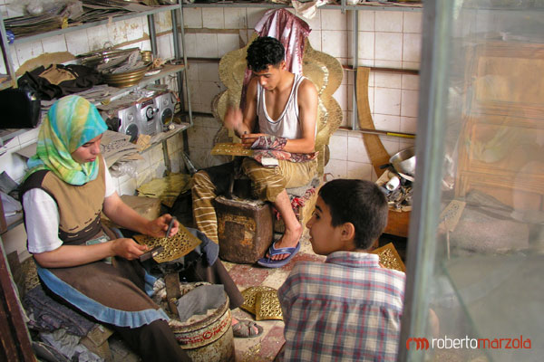 medina di Fes, Fez, lavorazione tipica dell'ottone, ragazzini al lavoro