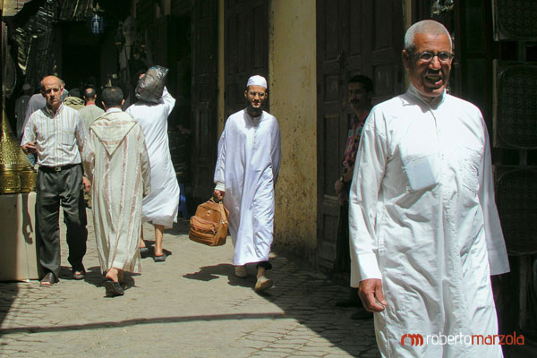 medina di Fes, Fez, lavorazione tipica dell'ottone, ragazzini al lavoro