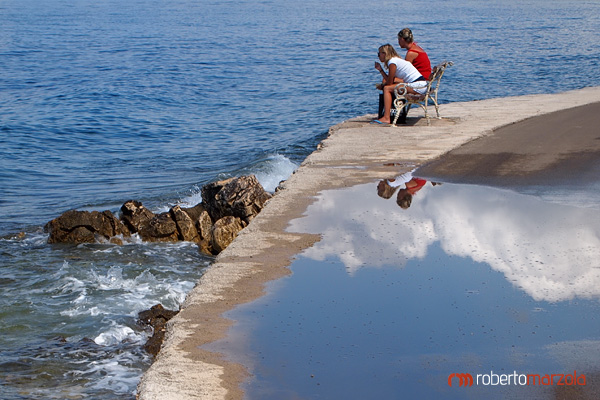 Contemplando il mare, immagine riflessa