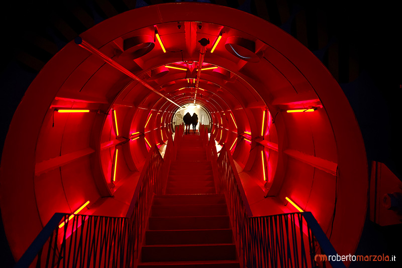  Red tunnel - Atomium  Bruxelles